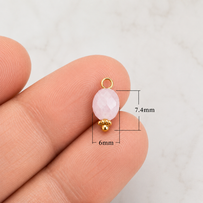 The Charm Bar – Hochwertiger, personalisierbarer Schmuck aus 18K PVD vergoldetem 316L Edelstahl. Wasserfeste Halsketten, Charms und Armbänder für einzigartige Kombinationen – jeder Charm erzählt deine Geschichte. Echter Edelstein-Charm.