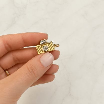 The Charm Bar – Hochwertiger, personalisierbarer Schmuck aus 18K PVD vergoldetem 316L Edelstahl. Wasserfeste Halsketten, Charms und Armbänder für einzigartige Kombinationen – jeder Charm erzählt deine Geschichte. Kamera-Charm. Pandora. 