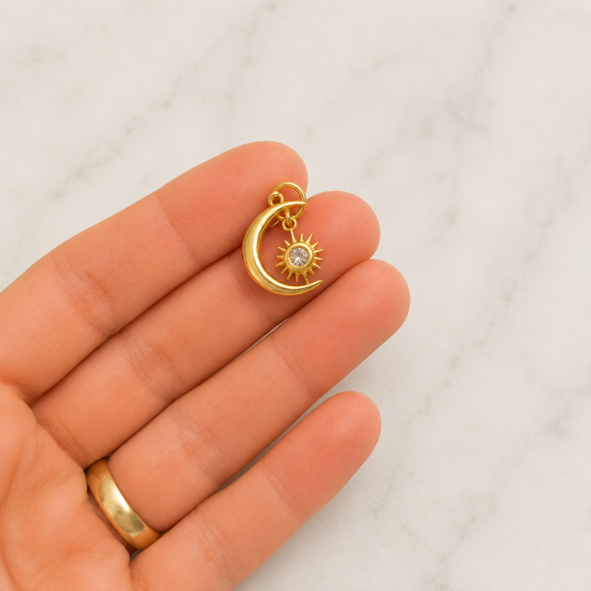 The Charm Bar – Hochwertiger, personalisierbarer Schmuck aus 18K PVD vergoldetem 316L Edelstahl. Wasserfeste Halsketten, Charms und Armbänder für einzigartige Kombinationen – jeder Charm erzählt deine Geschichte. Kamera-Charm. Pandora. 