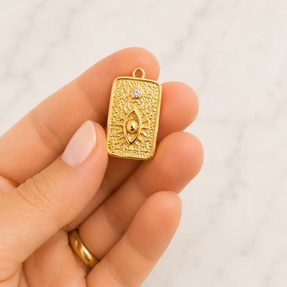 The Charm Bar – Hochwertiger, personalisierbarer Schmuck aus 18K PVD vergoldetem 316L Edelstahl. Wasserfeste Halsketten, Charms und Armbänder für einzigartige Kombinationen – jeder Charm erzählt deine Geschichte. Evil Eye-Charm. Pandora. Nazar-Charm.