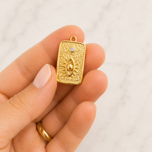 The Charm Bar – Hochwertiger, personalisierbarer Schmuck aus 18K PVD vergoldetem 316L Edelstahl. Wasserfeste Halsketten, Charms und Armbänder für einzigartige Kombinationen – jeder Charm erzählt deine Geschichte. Evil Eye-Charm. Pandora. Nazar-Charm.