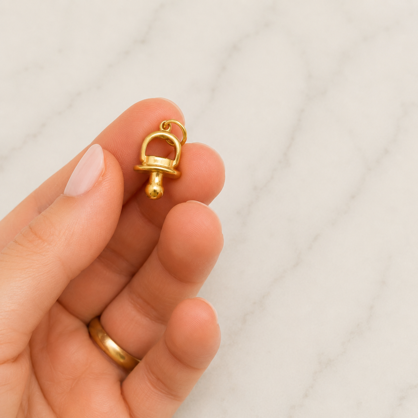 The Charm Bar – Hochwertiger, personalisierbarer Schmuck aus 18K PVD vergoldetem 316L Edelstahl. Wasserfeste Halsketten, Charms und Armbänder für einzigartige Kombinationen – jeder Charm erzählt deine Geschichte.