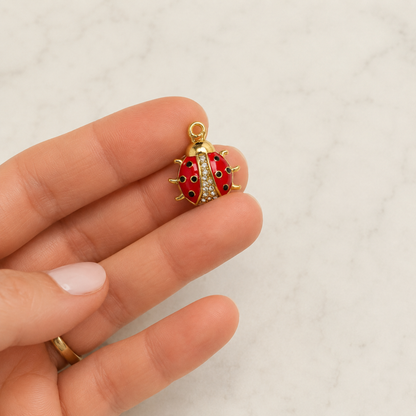 The Charm Bar – Hochwertiger, personalisierbarer Schmuck aus 18K PVD vergoldetem 316L Edelstahl. Wasserfeste Halsketten, Charms und Armbänder für einzigartige Kombinationen – jeder Charm erzählt deine Geschichte. Marienkäfer-Charm. Pandora. 