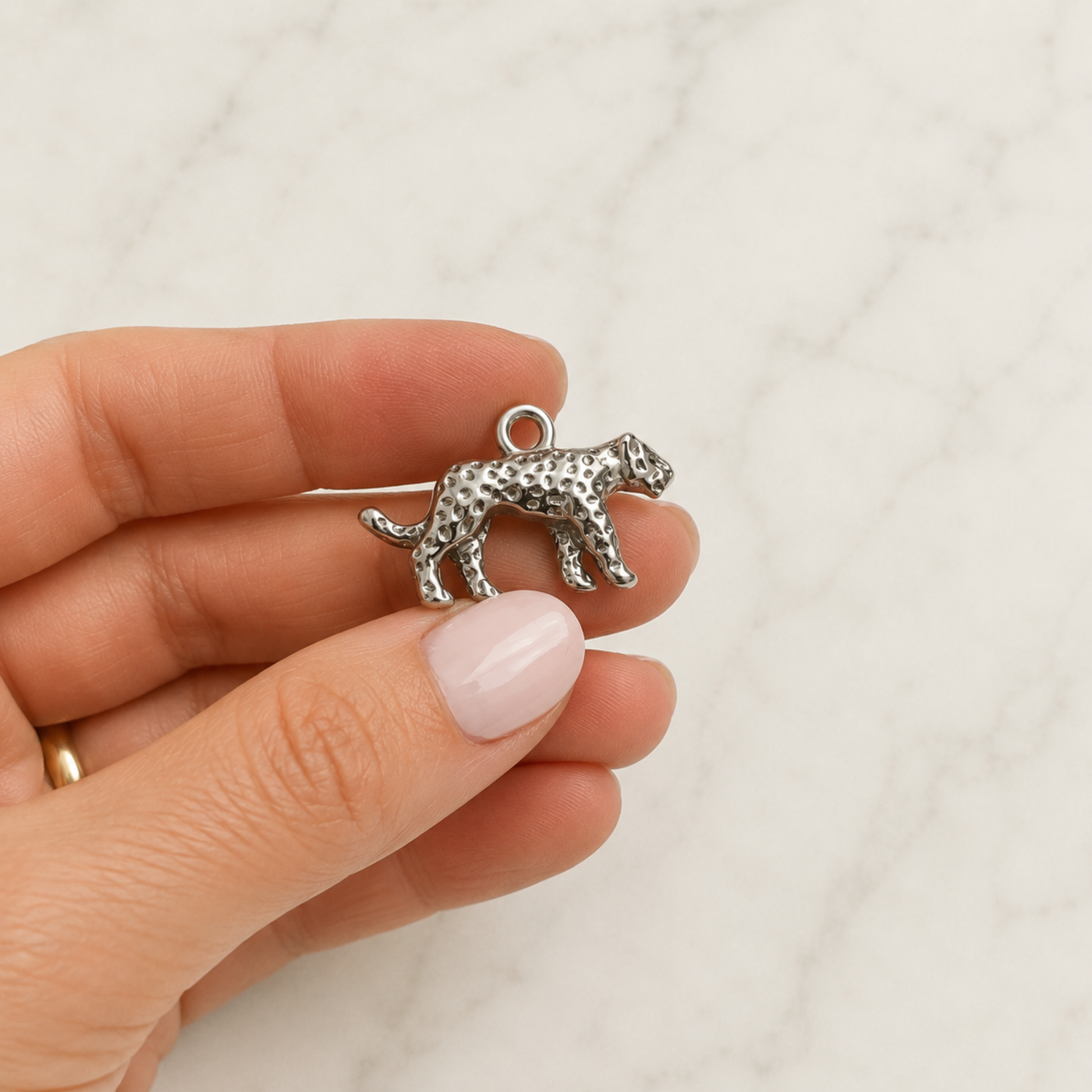 The Charm Bar – Hochwertiger, personalisierbarer Schmuck aus 18K PVD vergoldetem 316L Edelstahl. Wasserfeste Halsketten, Charms und Armbänder für einzigartige Kombinationen – jeder Charm erzählt deine Geschichte. Leopard-Charm.