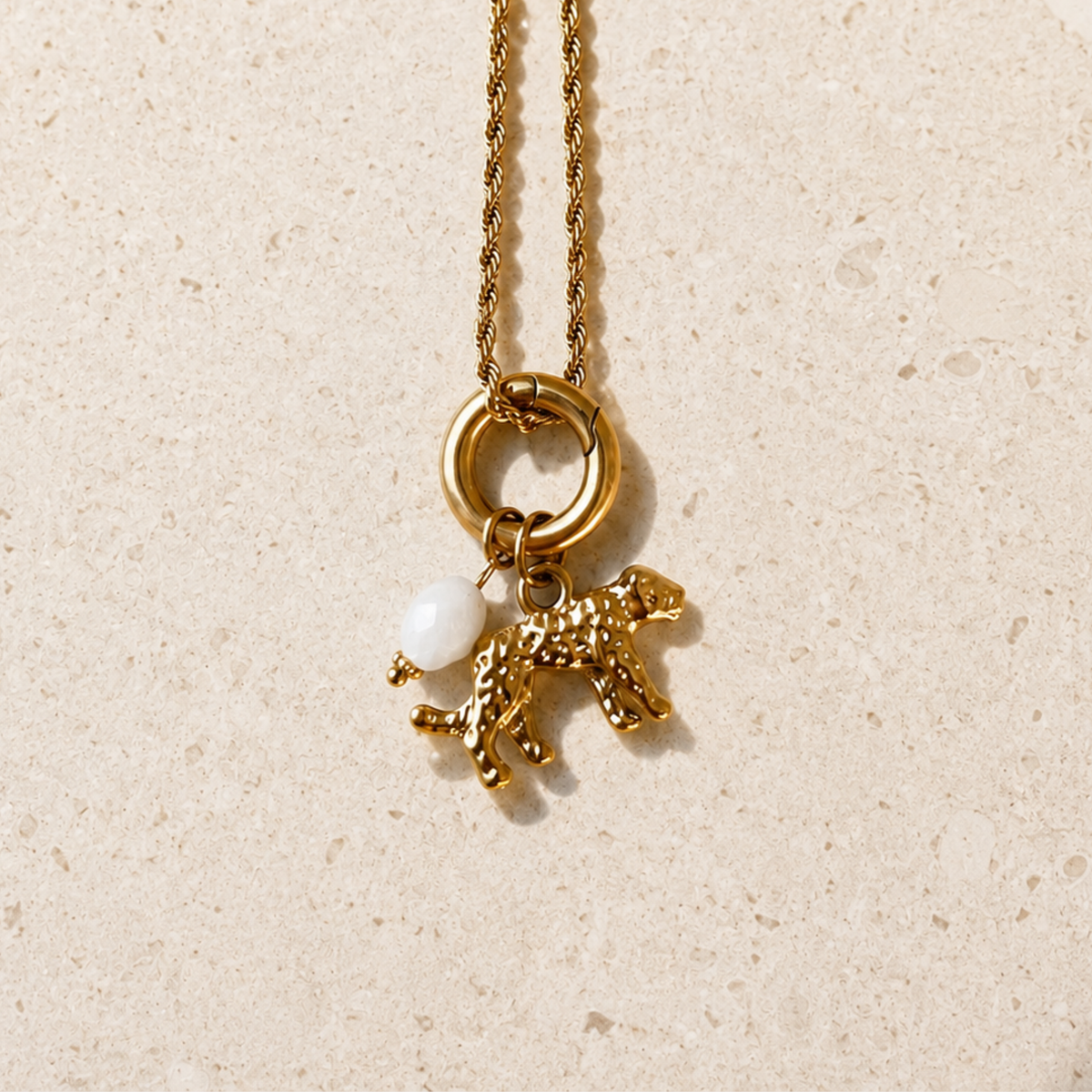 The Leopard Charm ist ein ausdrucksstarker Leopard Charm für Ketten – ein Symbol für Stärke, Freiheit und Selbstbewusstsein. Das detailreiche Design verleiht deiner Charm-Kombination einen modernen, wilden Akzent und macht ihn zu einem besonderen Statement-Piece.

Ein kraftvoller Charm für alle, die Schmuck mit Charakter und Bedeutung lieben. Erhältlich in Gold und Silber, einzeln tragbar oder individuell mit weiteren Charms kombinierbar. Kompatibel mit allen The Charm Bar Essentials – wie Karabinern und Ve