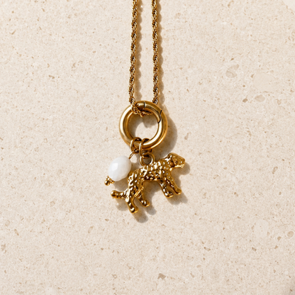 The Leopard Charm ist ein ausdrucksstarker Leopard Charm für Ketten – ein Symbol für Stärke, Freiheit und Selbstbewusstsein. Das detailreiche Design verleiht deiner Charm-Kombination einen modernen, wilden Akzent und macht ihn zu einem besonderen Statement-Piece.

Ein kraftvoller Charm für alle, die Schmuck mit Charakter und Bedeutung lieben. Erhältlich in Gold und Silber, einzeln tragbar oder individuell mit weiteren Charms kombinierbar. Kompatibel mit allen The Charm Bar Essentials – wie Karabinern und Ve