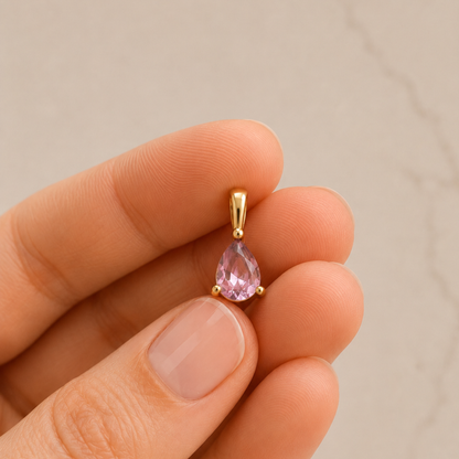 The Charm Bar – Hochwertiger, personalisierbarer Schmuck aus 18K PVD vergoldetem 316L Edelstahl. Wasserfeste Halsketten, Charms und Armbänder für einzigartige Kombinationen – jeder Charm erzählt deine Geschichte. Crystal Charms. Zirkonia Charms.