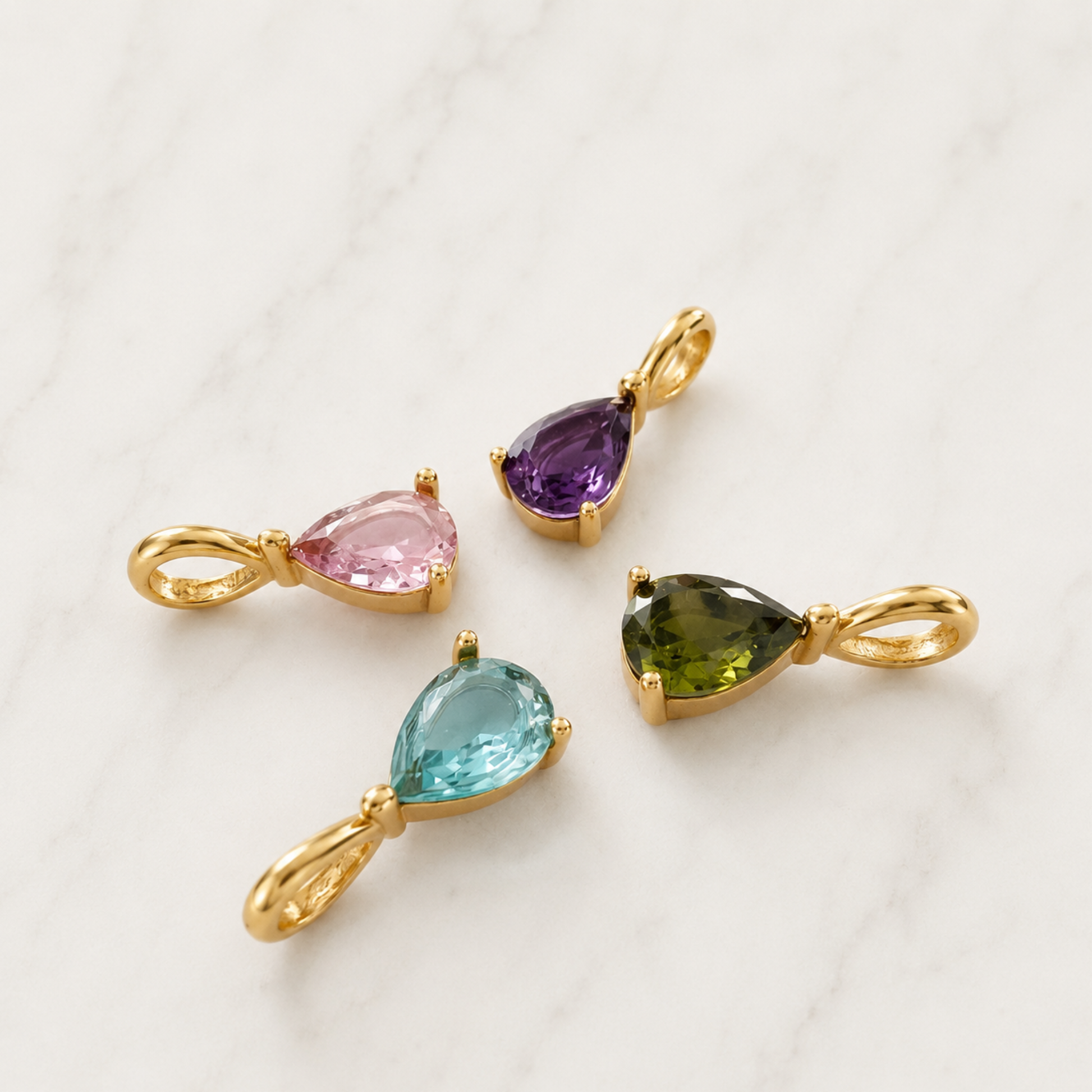 The Charm Bar – Hochwertiger, personalisierbarer Schmuck aus 18K PVD vergoldetem 316L Edelstahl. Wasserfeste Halsketten, Charms und Armbänder für einzigartige Kombinationen – jeder Charm erzählt deine Geschichte. Crystal Charms. Zirkonia Charms.