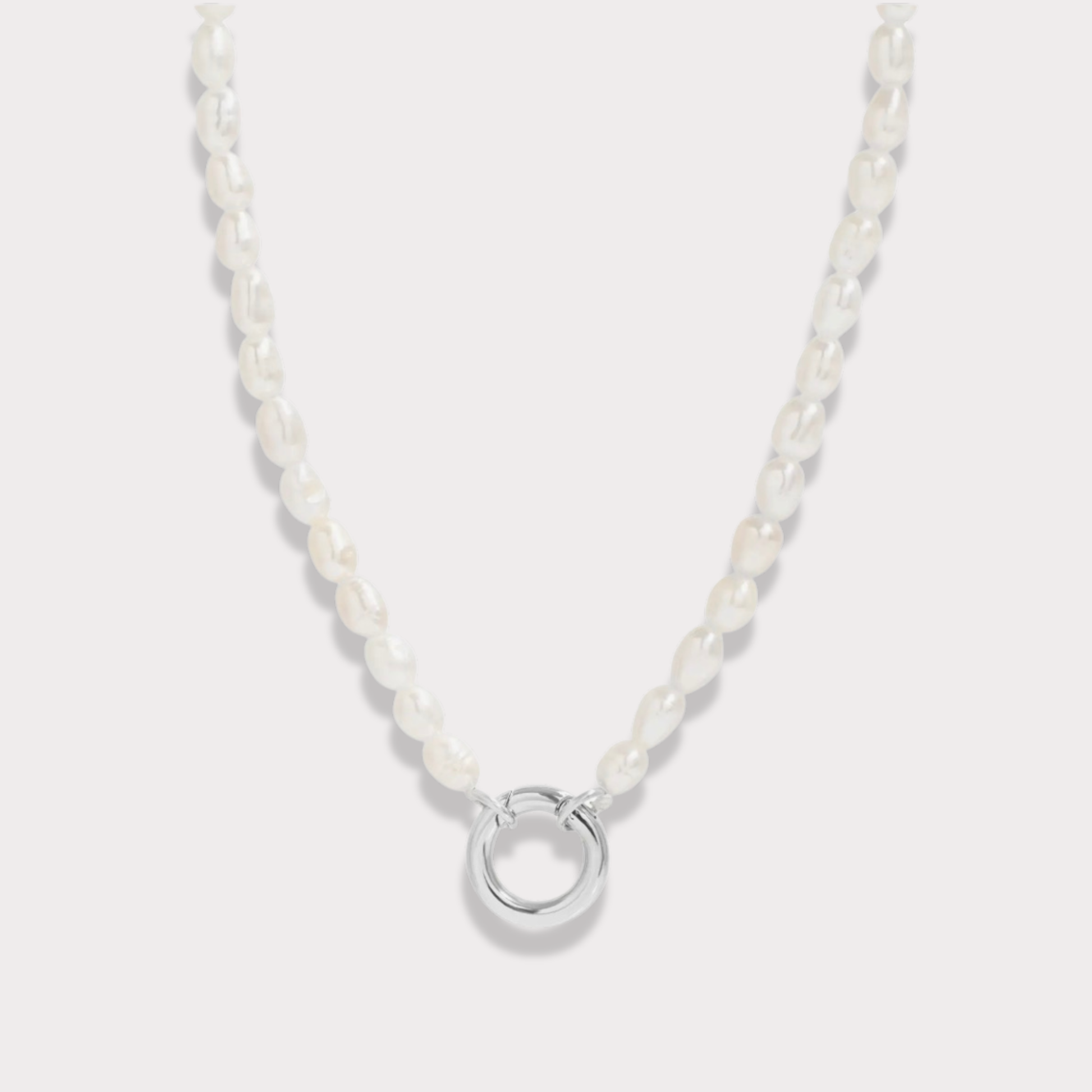 The Charm Bar – Hochwertiger, personalisierbarer Schmuck aus 18K PVD vergoldetem 316L Edelstahl. Wasserfeste Halsketten, Charms und Armbänder für einzigartige Kombinationen – jeder Charm erzählt deine Geschichte. Perlen Kette. Perlen Charms. Pearl Necklace.