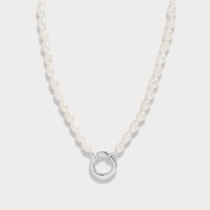 The Charm Bar – Hochwertiger, personalisierbarer Schmuck aus 18K PVD vergoldetem 316L Edelstahl. Wasserfeste Halsketten, Charms und Armbänder für einzigartige Kombinationen – jeder Charm erzählt deine Geschichte. Perlen Kette. Perlen Charms. Pearl Necklace.