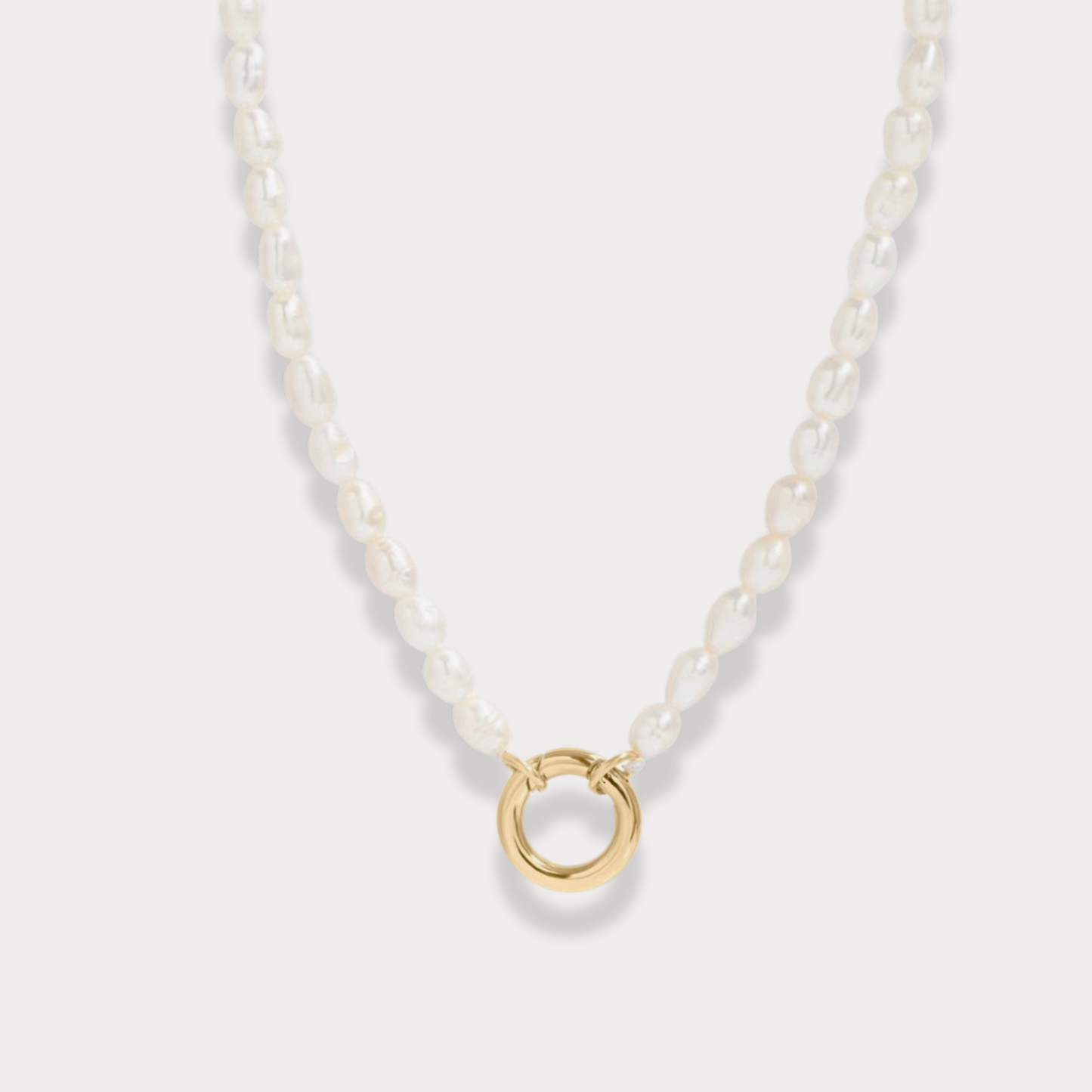 The Charm Bar – Hochwertiger, personalisierbarer Schmuck aus 18K PVD vergoldetem 316L Edelstahl. Wasserfeste Halsketten, Charms und Armbänder für einzigartige Kombinationen – jeder Charm erzählt deine Geschichte. Perlen Kette. Perlen Charms. Pearl Necklace.