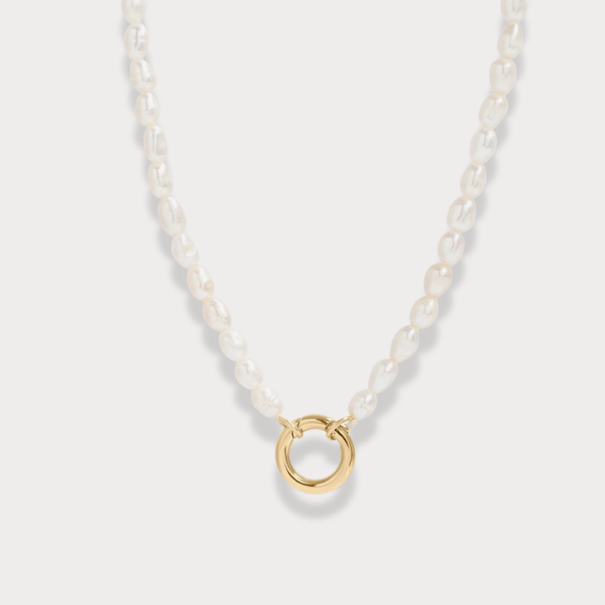 The Charm Bar – Hochwertiger, personalisierbarer Schmuck aus 18K PVD vergoldetem 316L Edelstahl. Wasserfeste Halsketten, Charms und Armbänder für einzigartige Kombinationen – jeder Charm erzählt deine Geschichte. Perlen Kette. Perlen Charms. Pearl Necklace.