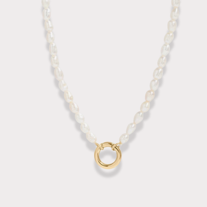 The Charm Bar – Hochwertiger, personalisierbarer Schmuck aus 18K PVD vergoldetem 316L Edelstahl. Wasserfeste Halsketten, Charms und Armbänder für einzigartige Kombinationen – jeder Charm erzählt deine Geschichte. Perlen Kette. Perlen Charms. Pearl Necklace.
