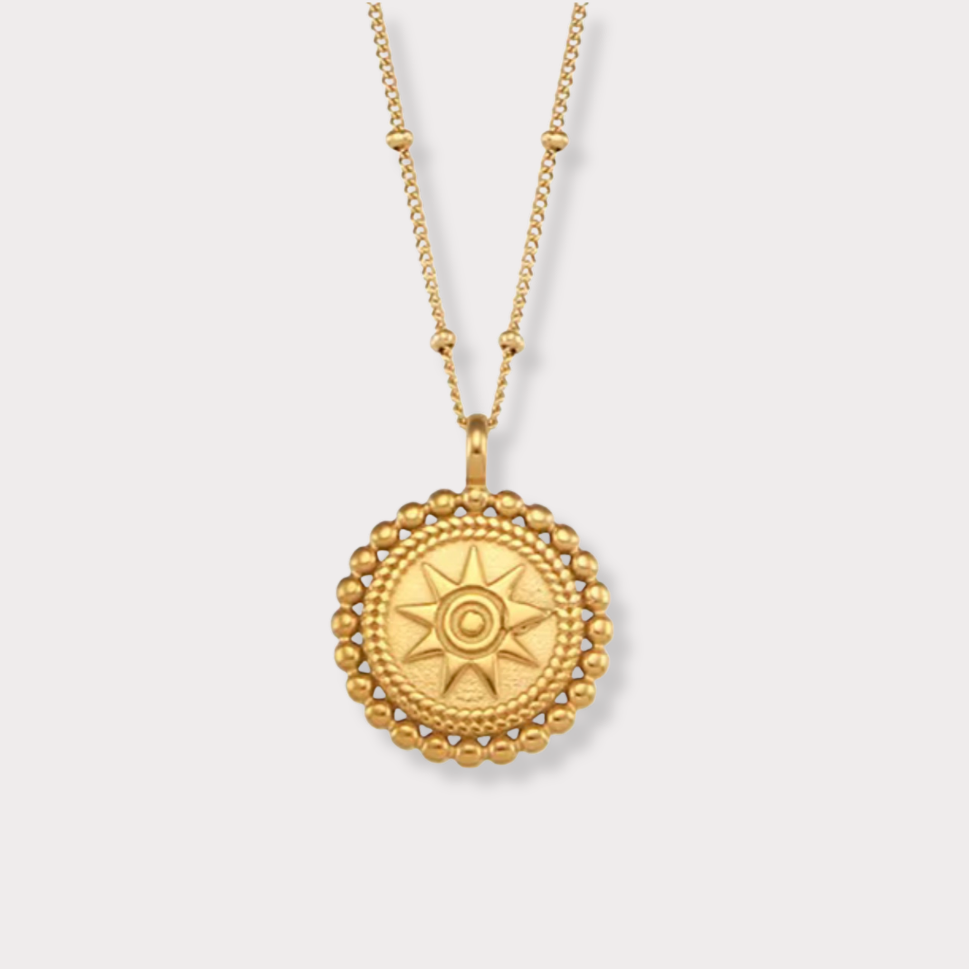 The Charm Bar – Hochwertiger, personalisierbarer Schmuck aus 18K PVD vergoldetem 316L Edelstahl. Wasserfeste Halsketten, Charms und Armbänder für einzigartige Kombinationen – jeder Charm erzählt deine Geschichte. Sonnen Kette. Soleil Necklace.