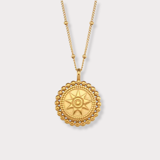 The Charm Bar – Hochwertiger, personalisierbarer Schmuck aus 18K PVD vergoldetem 316L Edelstahl. Wasserfeste Halsketten, Charms und Armbänder für einzigartige Kombinationen – jeder Charm erzählt deine Geschichte. Sonnen Kette. Soleil Necklace.