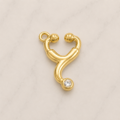 The Charm Bar – Hochwertiger, personalisierbarer Schmuck aus 18K PVD vergoldetem 316L Edelstahl. Wasserfeste Halsketten, Charms und Armbänder für einzigartige Kombinationen – jeder Charm erzählt deine Geschichte. Stethoskop Vharm. Nurse Charm. Dr. Charm. 