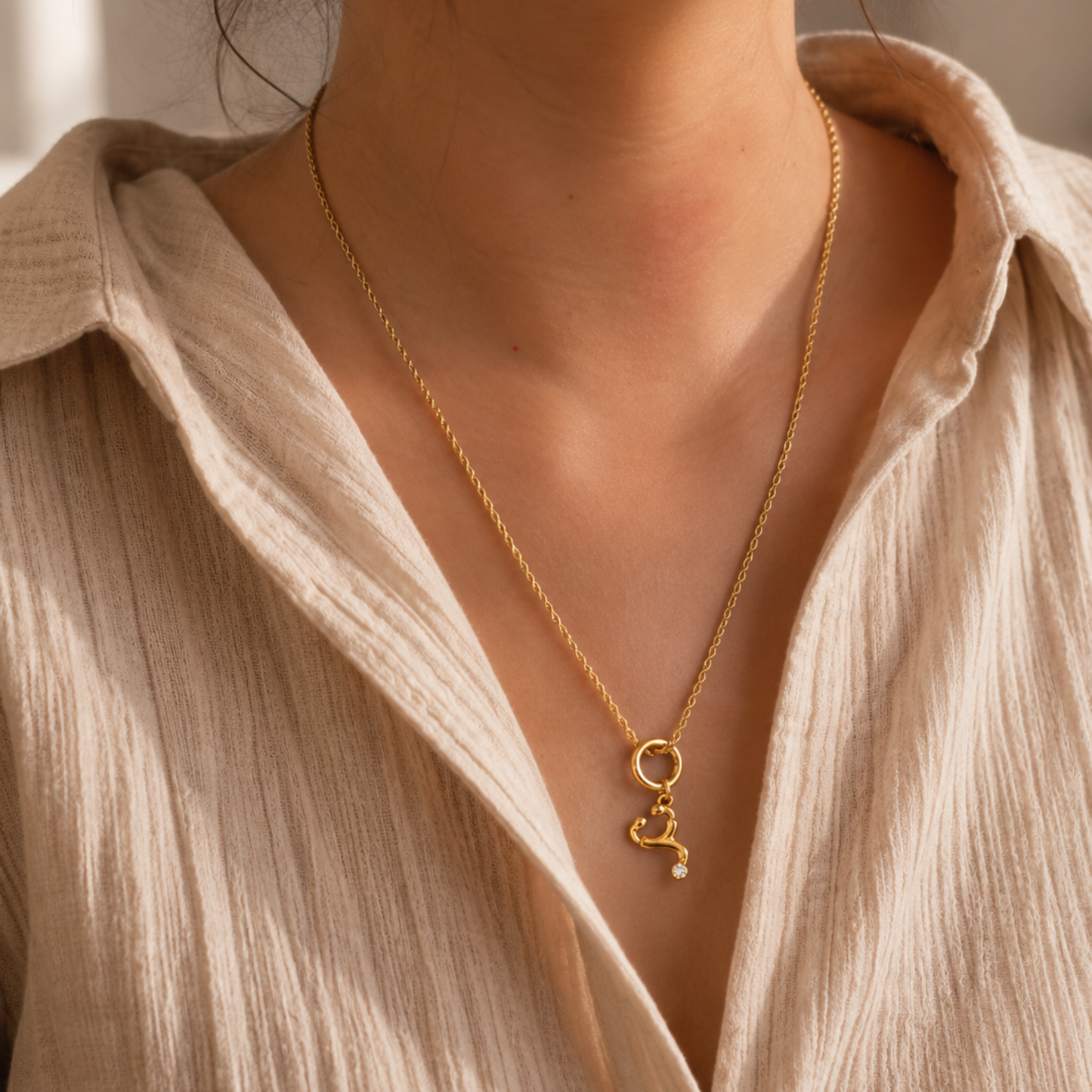 The Charm Bar – Hochwertiger, personalisierbarer Schmuck aus 18K PVD vergoldetem 316L Edelstahl. Wasserfeste Halsketten, Charms und Armbänder für einzigartige Kombinationen – jeder Charm erzählt deine Geschichte. Stethoskop Vharm. Nurse Charm. Dr. Charm. 